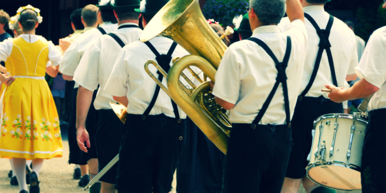 Männer in Tracht und Tuba