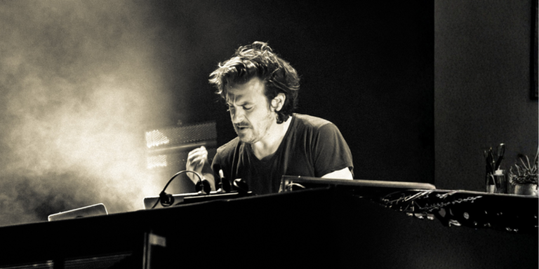 Parov Stelar Live - Foto by LiHa24 (Mark Unterberger) - Eigenes Werk; Licence: CC BY-SA 4.0; Hintergrund angepasst